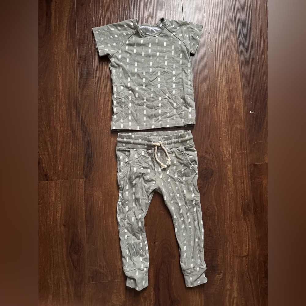 NWOT Mebie Baby matching set in a grayish green